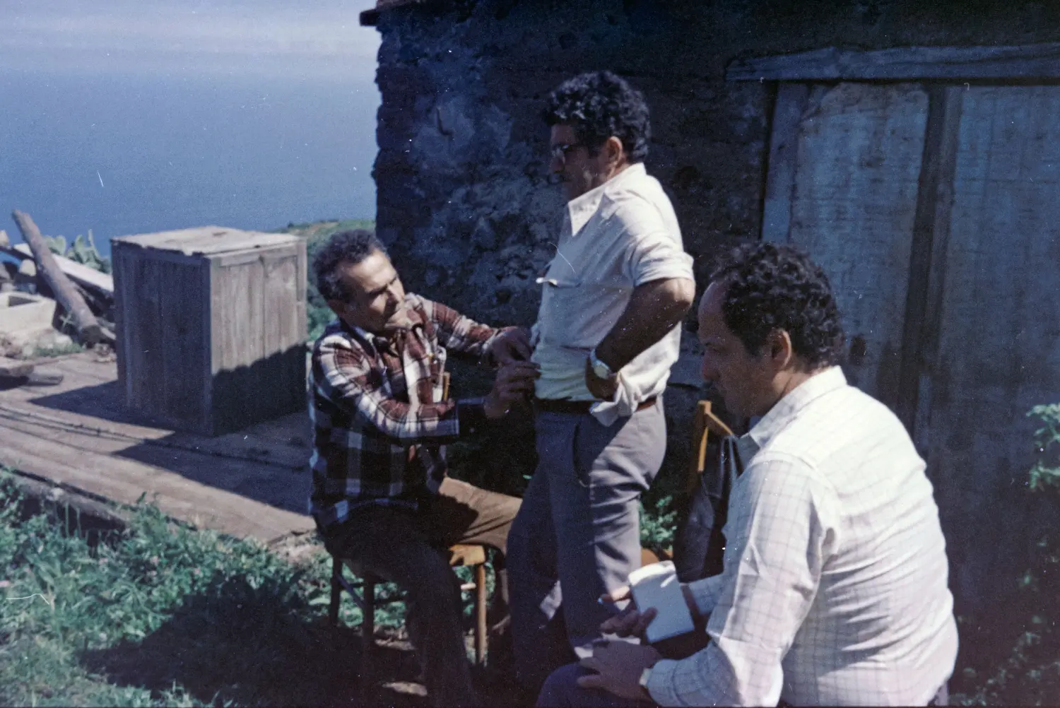 Curando empacho o padrejón.